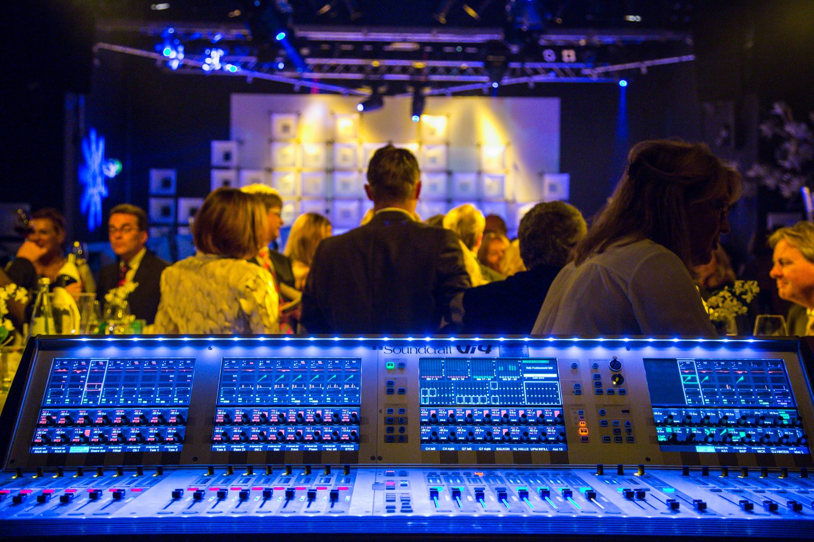 Blick vom Front of House auf die große Live-Bühne