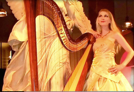 Harfenistin bei einer festlichen Gala
