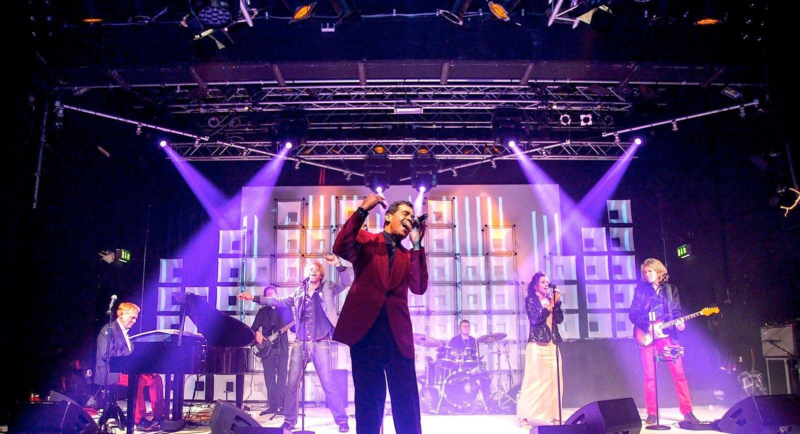 Große Live-Band mit Sängern und Instrumentalisten auf einer Showbühne