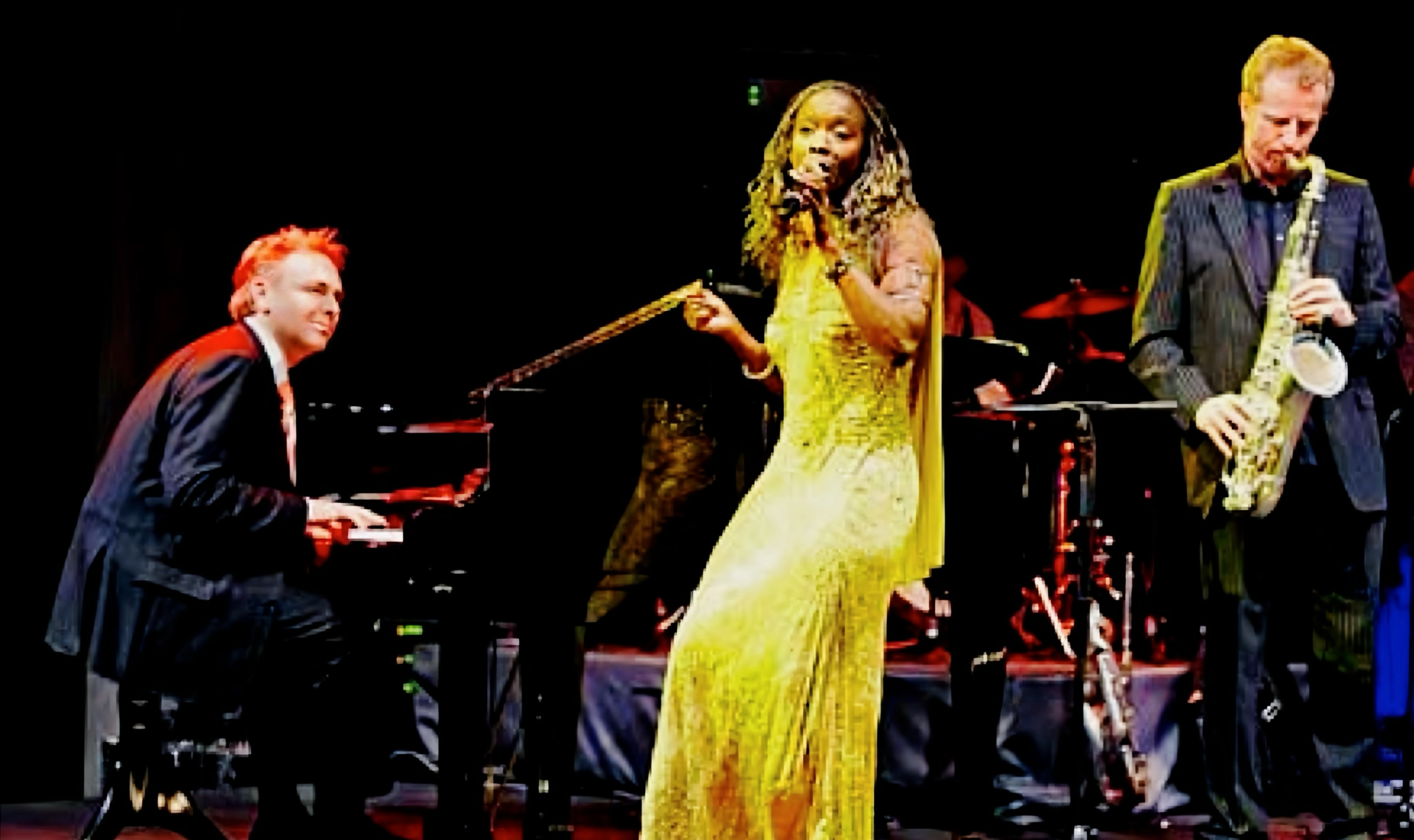 Kevin Forbes mit Zeeteah Massiah und Saxophonist im Hotel Adlon