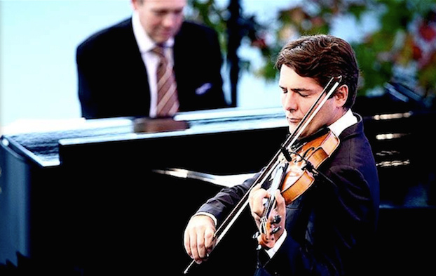 Violinist und Pianist bei einem exklusiven Live-Auftritt
