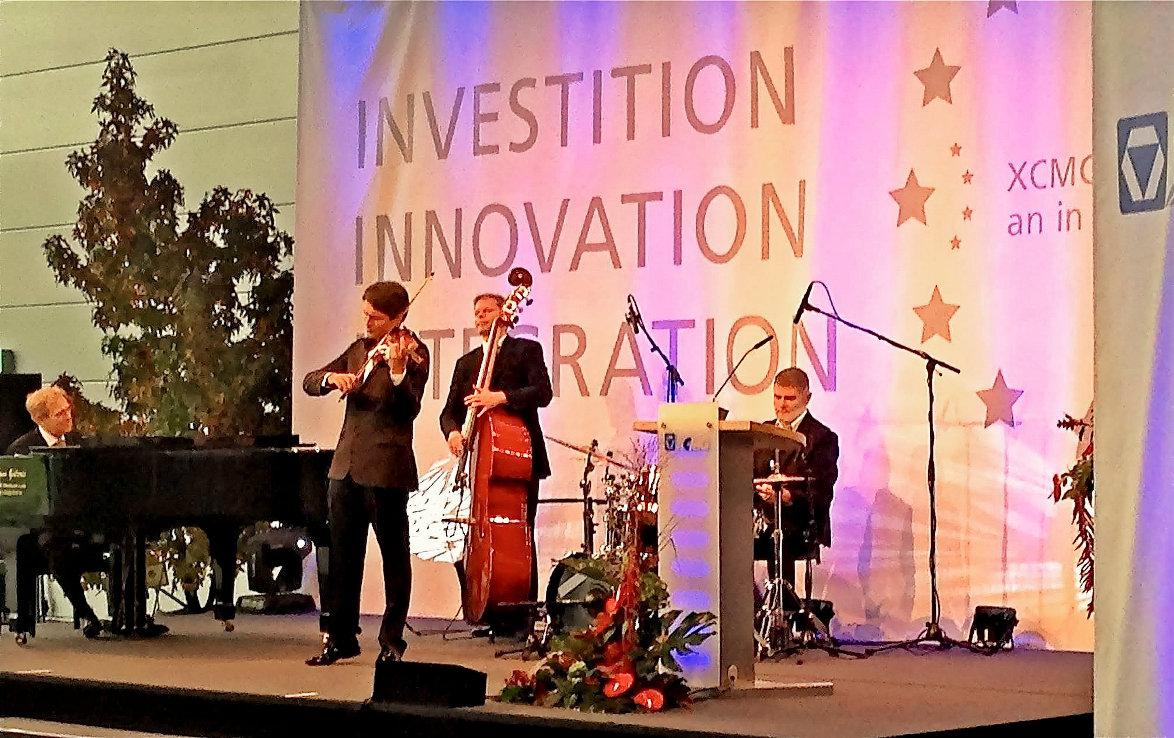 Kevin Forbes mit Violine, Kontrabass und Schlagzeug bei der Eröffnung von XCMG Europe